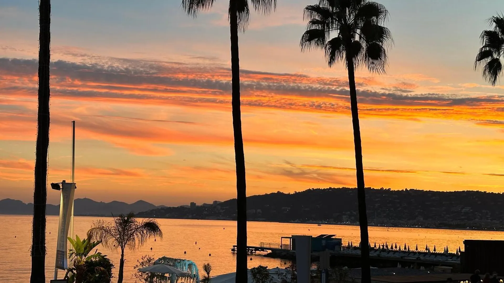 Apartment Paradou On The Beach, Amazing View, 3 Beds Antibes